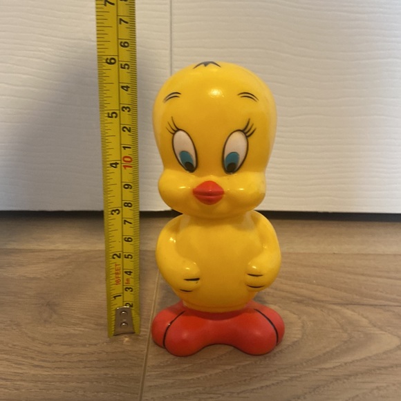 Warner Brothers Tweety Bird Bank 1976
Vintage Dakin Made in Korea 6" Plastic - Picture 3 of 3